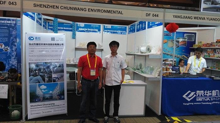 nhóm trong desiccant exhibition.jpg team in the desiccant exhibition.jpg